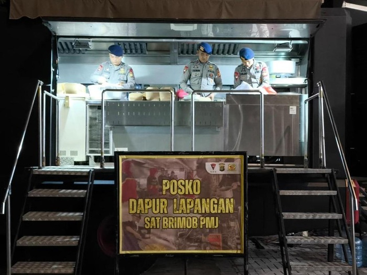 Brimob Polda Metro Dirikan Dapur Lapangan Bantu Warga Terdampak Banjir di Cilincing, Jakarta Utara