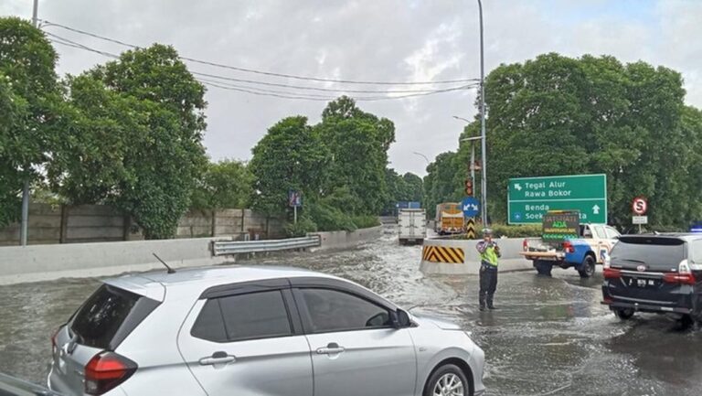 Genangan Air Masih Rendam Tol Sedyatmo Arah Soetta, Lalu Lintas Melambat Pagi Ini