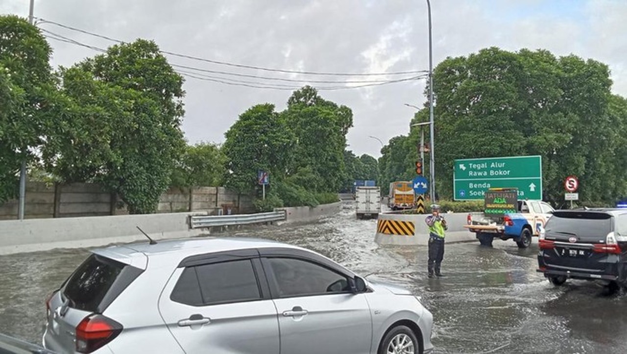 Genangan Air Masih Rendam Tol Sedyatmo Arah Soetta, Lalu Lintas Melambat Pagi Ini Genangan Air Masih Rendam Tol Sedyatmo Arah Soetta, Lalu Lintas Melambat Pagi Ini