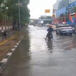 Banjir 40 Cm di Gunung Sahari, Mobil Masih Bisa Melintas Meski Motor Banyak yang Putar Balik