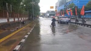 Banjir 40 Cm di Gunung Sahari, Mobil Masih Bisa Melintas Meski Motor Banyak yang Putar Balik