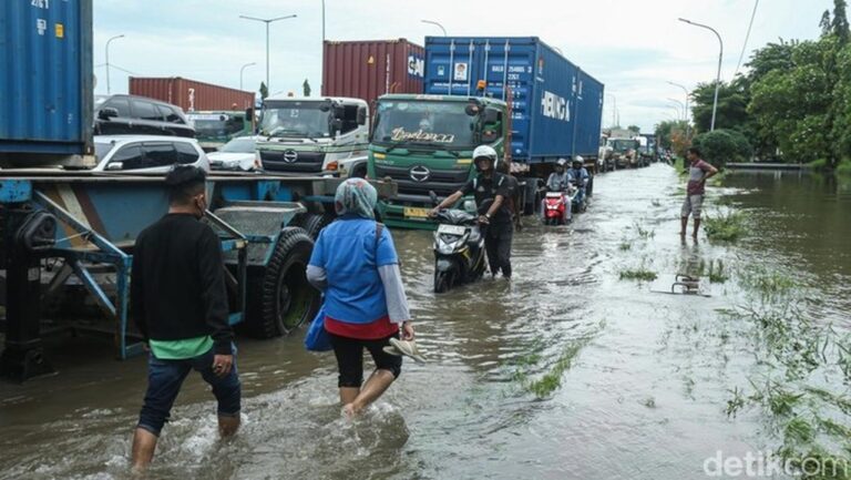 Banjir Jakarta Berangsur Surut, 28 RT dan 6 Jalan Masih Tergenang Air Banjir Jakarta Berangsur Surut, 28 RT dan 6 Jalan Masih Tergenang Air