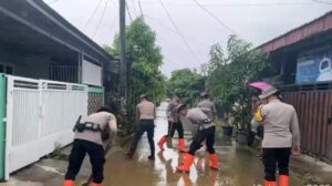 Banjir Parungpanjang Bogor Surut, Polisi Turun Tangan Bersihkan Lumpur Sisa Banjir