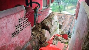 Longsor Tebing Pemakaman Bogor Akibat Hujan Deras, Aliran Sungai Cikaret Tertutup