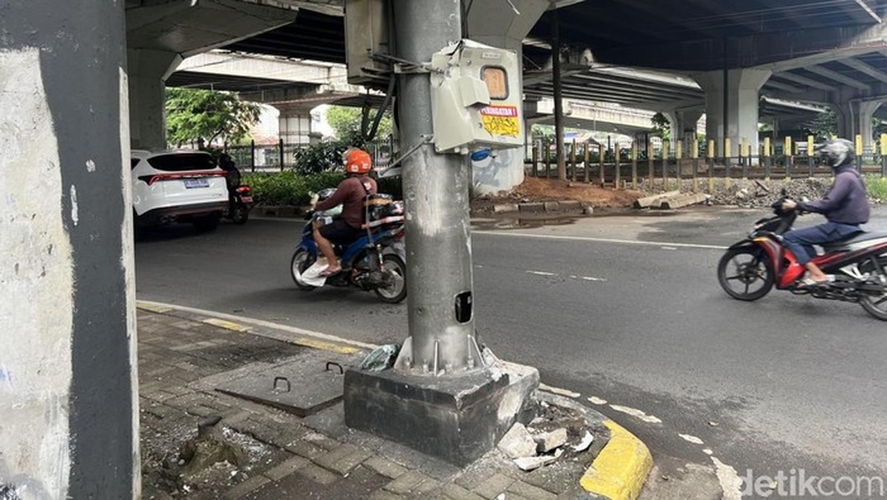 Saksi Mata Ungkap Kronologi Bus TransJ Tabrak Tiang Listrik di Tanjung Barat