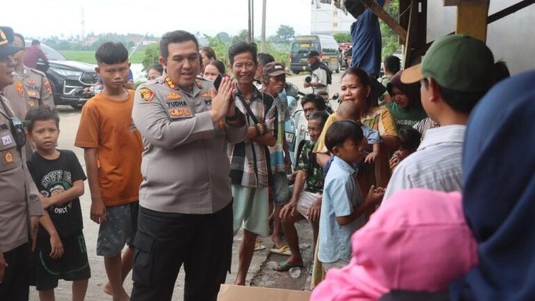 Banjir Kasemen Serang: Polresta Dirikan Posko Kesehatan dan Salurkan Bantuan Sembako Banjir Kasemen Serang: Polresta Dirikan Posko Kesehatan dan Salurkan Bantuan Sembako