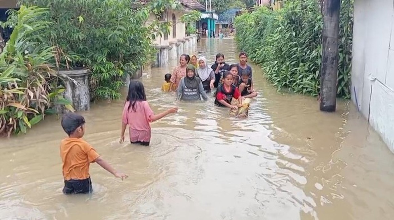 Banjir Rendam 2 Kecamatan di Pandeglang, 100 Warga Mengungsi Banjir Rendam 2 Kecamatan di Pandeglang, 100 Warga Mengungsi