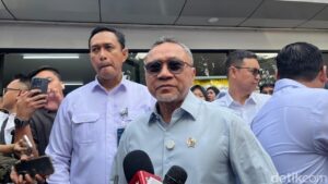 Menteri Zulhas dan Yandri Susanto Naik Motor ke Panen Raya Bersama Prabowo di Karawang