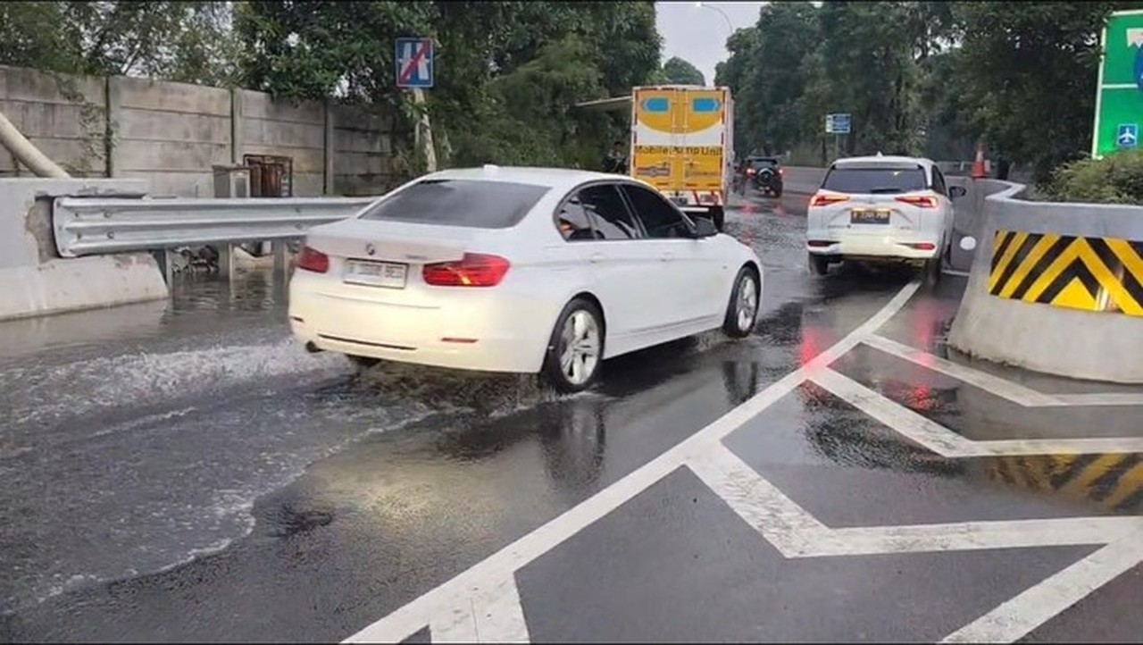 Genangan Air 30 Cm di Tol Sedyatmo Arah Bandara Soetta, Mobil Pompa Air Disiagakan
