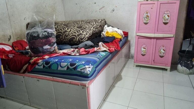 Warga Warakas Ganti Ranjang Kayu dengan Cor Beton Antisipasi Banjir yang Sering Melanda