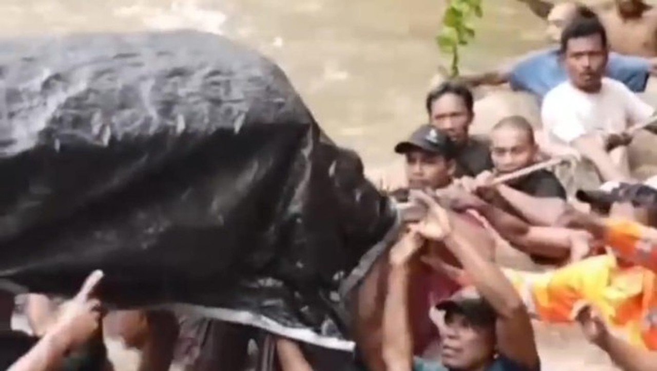 Warga Halmahera Utara Gotong Jenazah Seberangi Sungai Arus Deras Akibat Jembatan Ambruk Warga Halmahera Utara Gotong Jenazah Seberangi Sungai Arus Deras Akibat Jembatan Ambruk