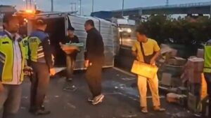 Truk Boks Terguling di Tol Wiyoto Wiyono Akibat Pecah Ban, Lalu Lintas Terganggu