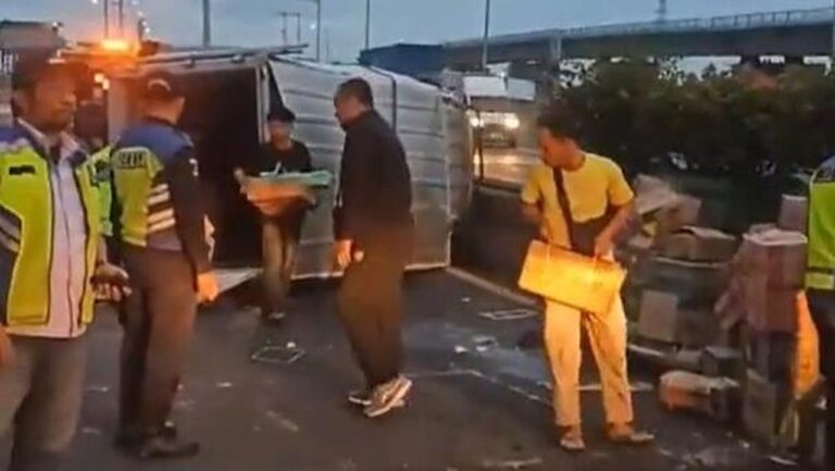 Truk Boks Terguling di Tol Wiyoto Wiyono Akibat Pecah Ban, Lalu Lintas Terganggu Truk Boks Terguling di Tol Wiyoto Wiyono Akibat Pecah Ban, Lalu Lintas Terganggu