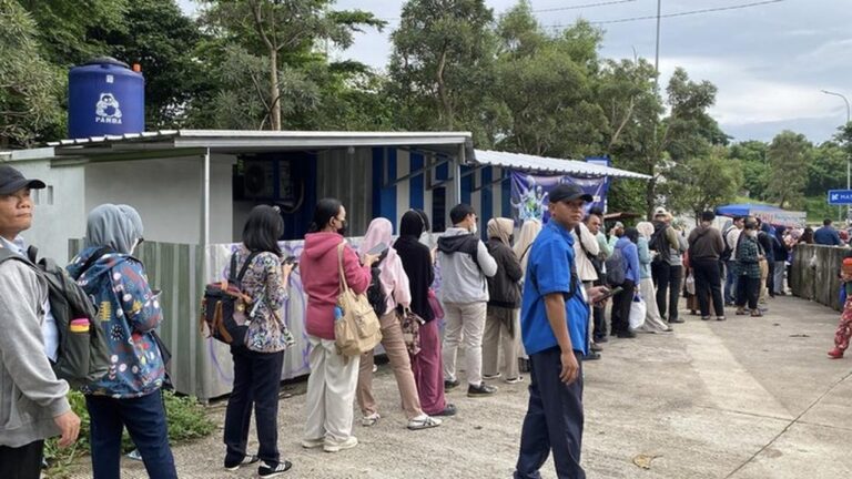 Antrean Panjang Penumpang TransJakarta di Pintu Tol Sawangan Depok, Warga Keluhkan Ketiadaan Halte