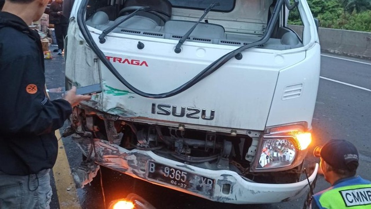 Truk Boks Terguling di Tol Wiyoto Wiyono Akibat Pecah Ban, Arus Lalu Lintas Sempat Melambat