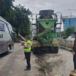 Truk Molen Lepas Kendali, Tabrak Pembatas Jalan di Jl Yos Sudarso Jakarta Utara