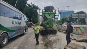 Truk Molen Lepas Kendali, Tabrak Pembatas Jalan di Jl Yos Sudarso Jakarta Utara