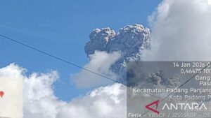 Gunung Marapi Sumbar Erupsi, Kolom Abu Vulkanik Capai 1,6 Km Pagi Ini