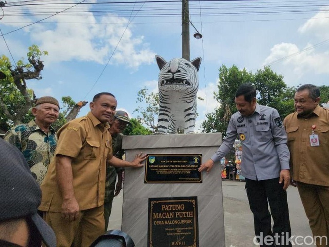 Resmi Berhak Paten, Patung Macan Putih Kediri Jadi Ikon Desa Balongjeruk