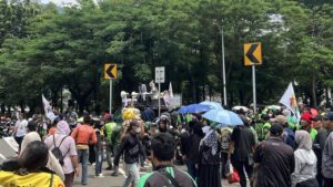 Massa Ojol Gelar Demo di Depan Kedubes AS, Jalan Medan Merdeka Selatan Ditutup Total
