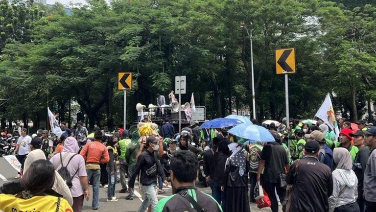 Massa Ojol Gelar Demo di Depan Kedubes AS, Jalan Medan Merdeka Selatan Ditutup Total