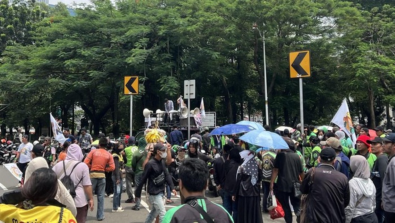 Massa Ojol Gelar Demo di Depan Kedubes AS, Jalan Medan Merdeka Selatan Ditutup Total