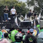 Massa Ojol Demo di Kedubes AS, Tuntut Pembebasan Presiden Venezuela Nicolas Maduro