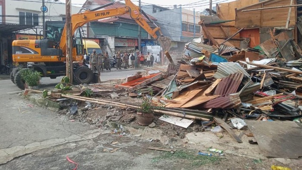 Satpol PP Bogor Tertibkan 17 Lapak PKL Liar di Pasar Cibinong yang Berdiri Tanpa Izin