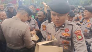 Polisi Beri Roti dan Air Mineral untuk Massa Ojol di Depan Kedubes AS