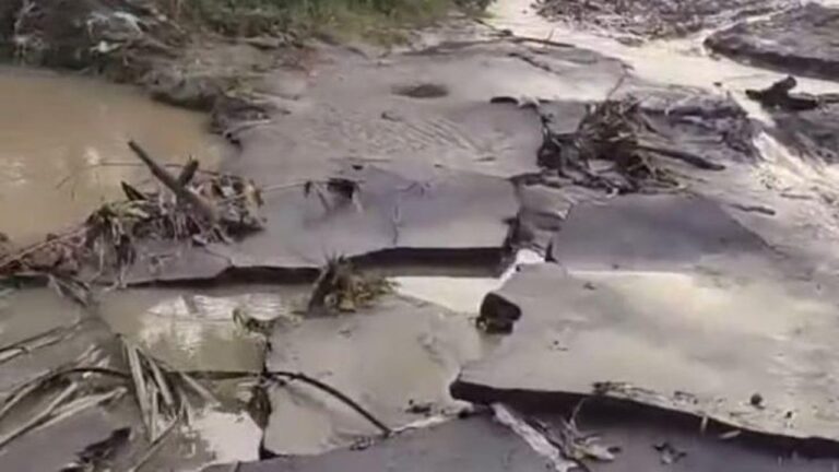 Banjir Terjang Lombok, Aspal Jalur Kuta-Selong Belanak Terkelupas Parah