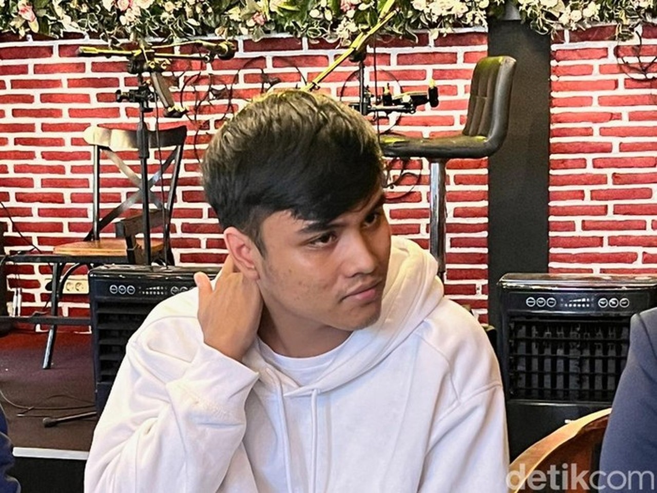 Remaja Gugat Denada, Tuntut Pengakuan dan Hak sebagai Anak Kandung