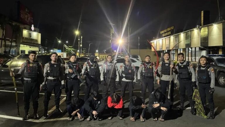 Lima Remaja Diamankan Polisi Depok Saat Hendak Tawuran, Bawa Celurit dan Stik Golf
