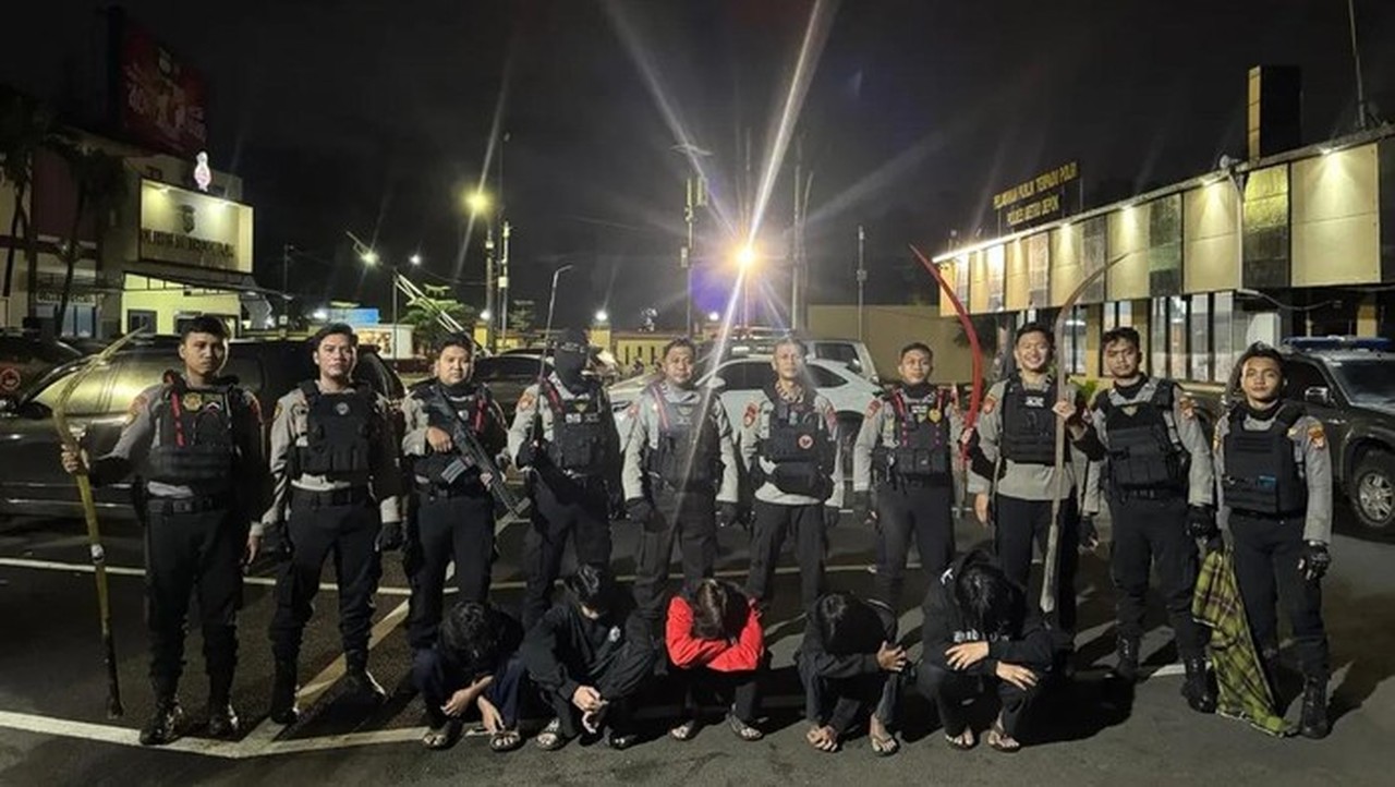 Lima Remaja Diamankan Polisi Depok Saat Hendak Tawuran, Bawa Celurit dan Stik Golf