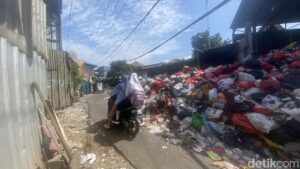 Tumpukan Sampah Meluber di Depok Tutupi Jalan, Warga Keluhkan Bau Menyengat