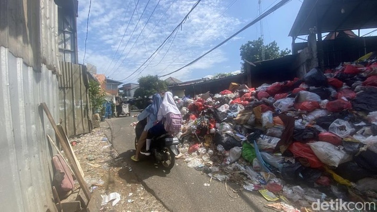 Tumpukan Sampah Meluber di Depok Tutupi Jalan, Warga Keluhkan Bau Menyengat