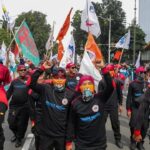 Ribuan Buruh Geruduk DPR dan Kemnaker, Tuntut Revisi UMP DKI Jakarta dan Jabar