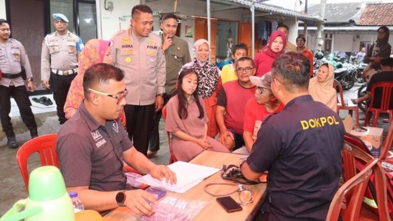 Kapolresta Tangerang Kerahkan Tim Medis Bantu Korban Banjir di Jayanti