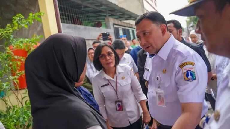 Dua Orang Tua Tewas Tersengat Listrik Saat Banjir, Pemkot Jakut Tanggung Biaya Sekolah Anak
