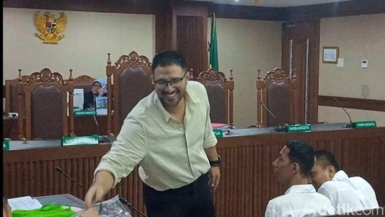 Chat Ammar Zoni Minta Plastik Klip ke Dokter Kamelia Dibongkar Polisi di Sidang Narkoba