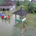 Jenazah Warga Pati Diantar Perahu ke Makam Akibat Banjir Bandang