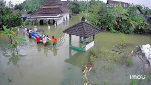 Jenazah Warga Pati Diantar Perahu ke Makam Akibat Banjir Bandang