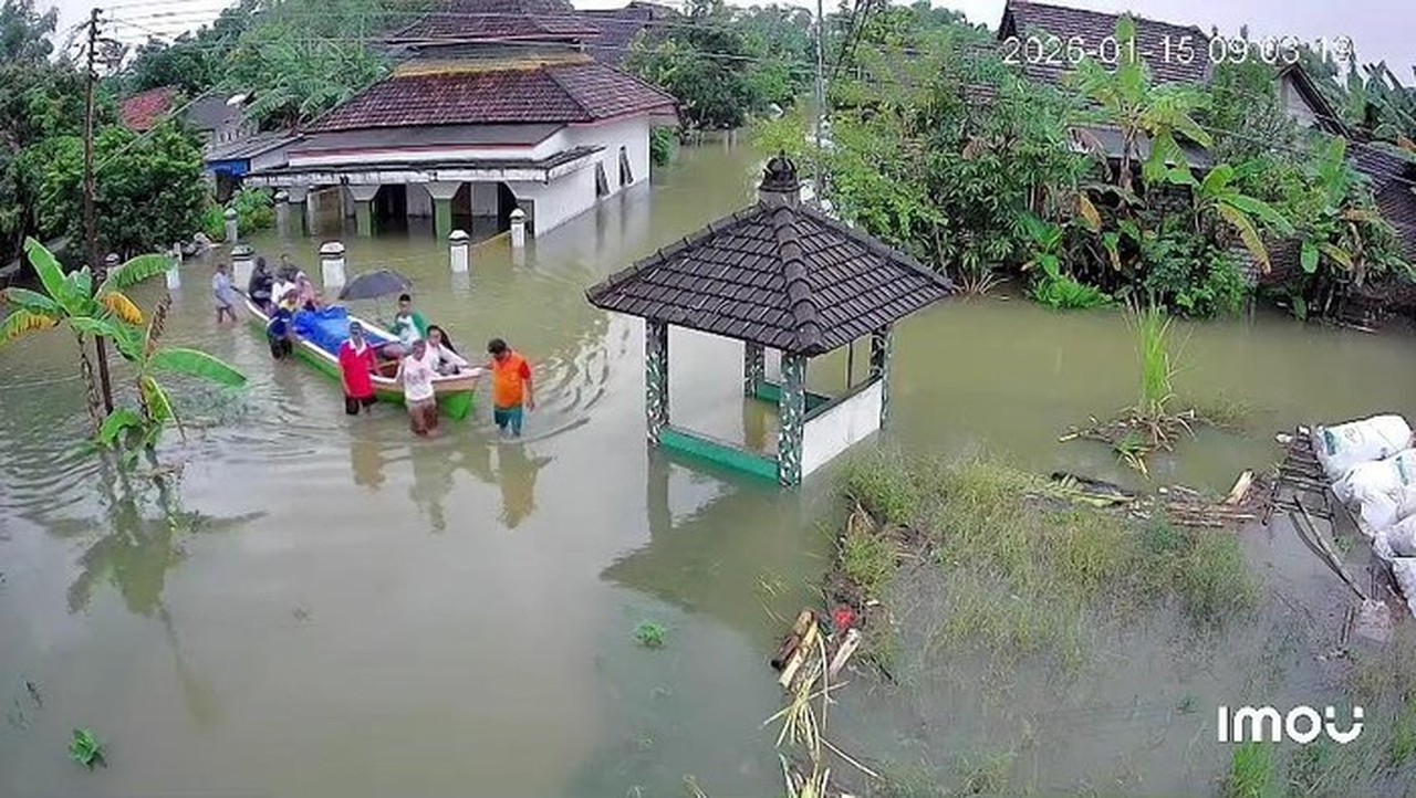 Jenazah Warga Pati Diantar Perahu ke Makam Akibat Banjir Bandang