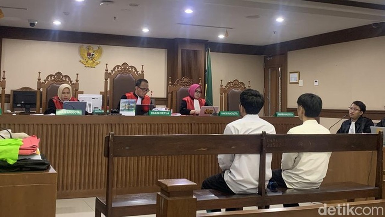 Empat Terdakwa Demo Ricuh Agustus Dituntut 10 Bulan hingga 1 Tahun Penjara Empat Terdakwa Demo Ricuh Agustus Dituntut 10 Bulan hingga 1 Tahun Penjara