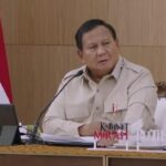 Prabowo Tonton Video Anak-anak Tunggu MBG: Hei Orang Pintar yang Mengejek, Lihat!