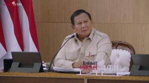 Prabowo Tonton Video Anak-anak Tunggu MBG: Hei Orang Pintar yang Mengejek, Lihat!