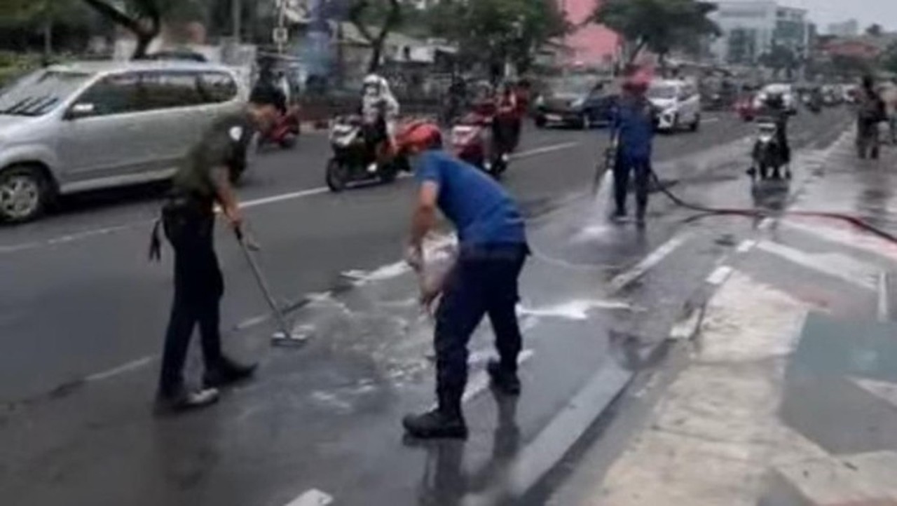 Minyak Tumpah di Margonda Depok Sebabkan Sejumlah Pemotor Terjatuh