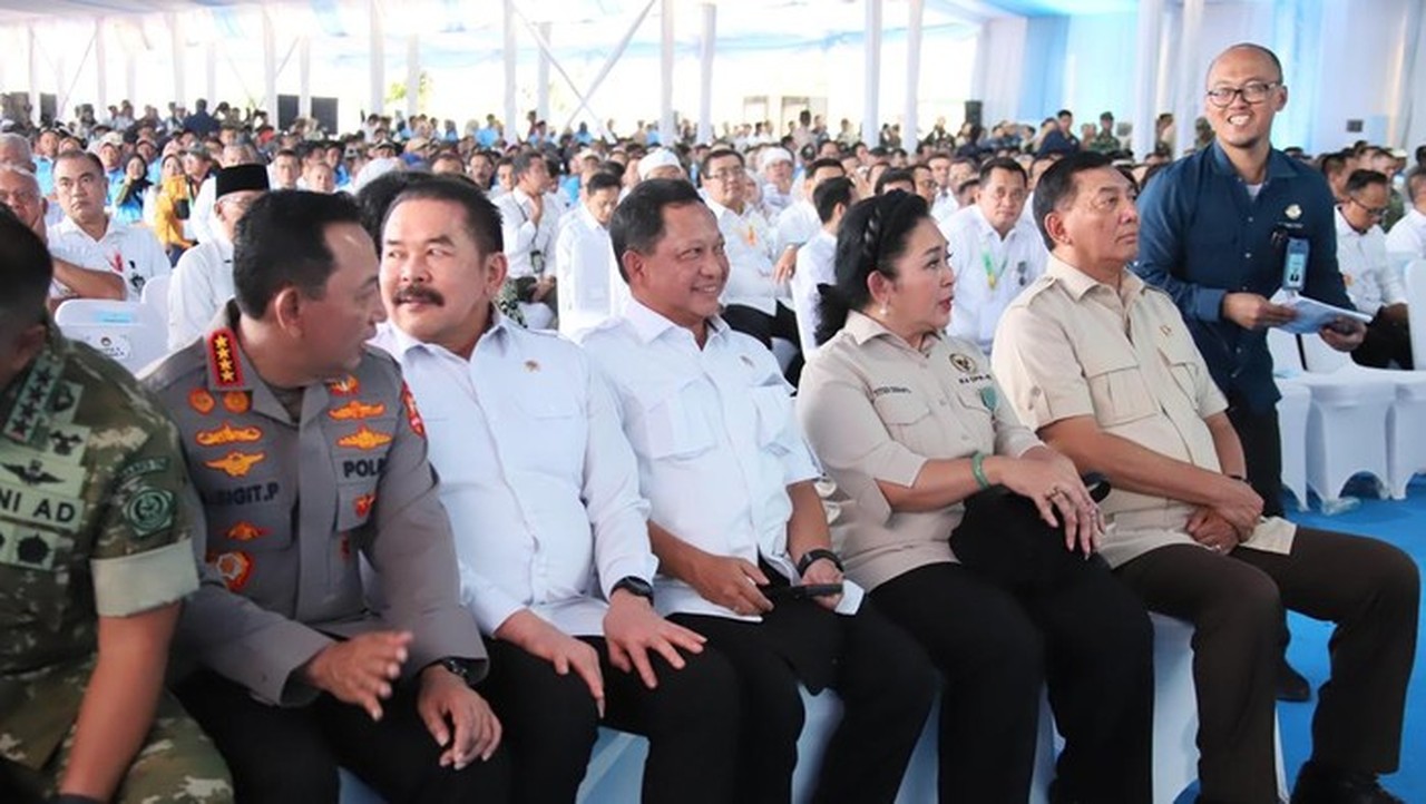 Presiden Prabowo Umumkan Swasembada Pangan Nasional di Karawang, Tito Karnavian Hadiri Panen Raya