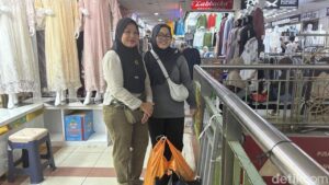 Cerita Tini Berburu Baju Lebaran di Tanah Abang Demi Harga Miring Jelang Idul Fitri