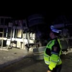 Truk Kontainer Bermuatan Kayu Terguling di Pandeglang Akibat Diduga Kelebihan Muatan