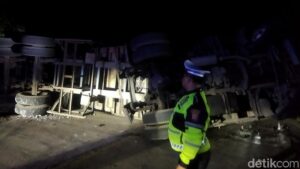 Truk Kontainer Bermuatan Kayu Terguling di Pandeglang Akibat Diduga Kelebihan Muatan